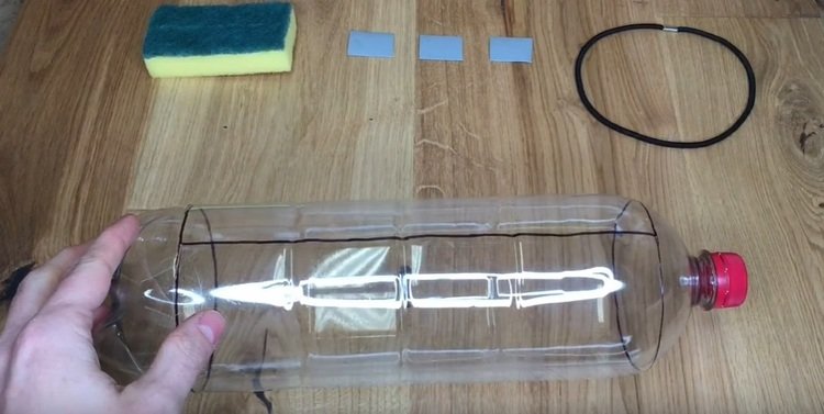 Zrób ochronny wizjer z plastikowej butelki i gumki