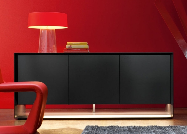 czerwona ściana salon czarny kredens minimalistyczny design