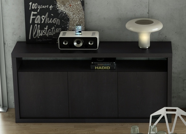 Kredens w stylu retro z czarną deską na ścianę