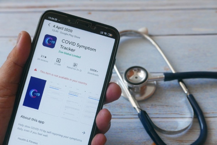 aplikacja do śledzenia objawów covid 19 zainstalowana na telefonie komórkowym z systemem Android