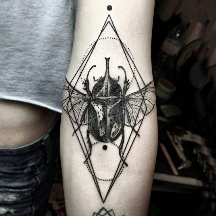 Wiele tatuaży przedstawia owady tatuaże z surrealistycznym wzorem geometrycznym ramieniem owada chrząszcza