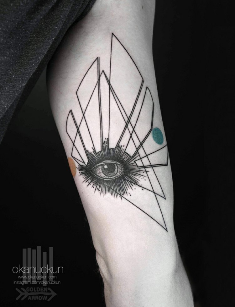 Tatuaż oczu z geometrycznymi akcentami tatuaże z surrealistycznym wzorem odłamków oka motywy okan uckun