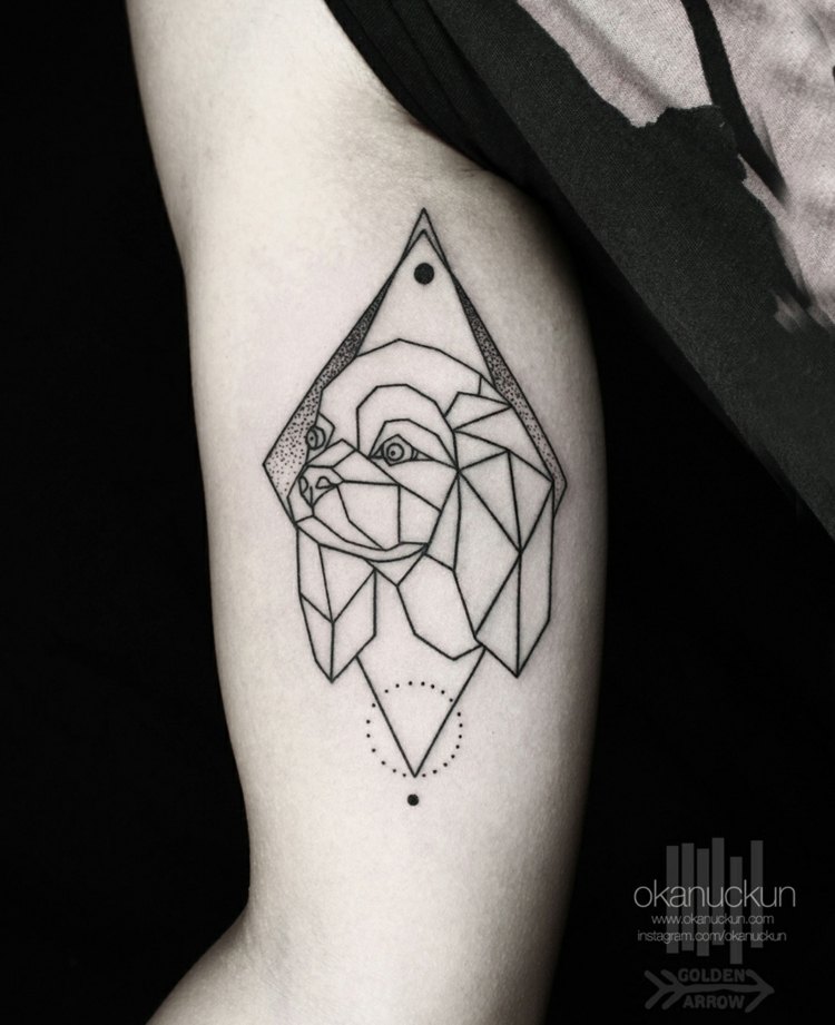 Tatuaż psa wykonany z geometrycznych kształtów tatuaże z surrealistycznym wzorem abstrakcyjnym motywem psa cocker arm