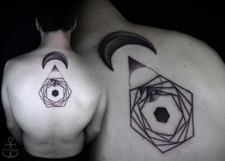 Tatuaże z surrealistycznym wzorem reprezentują szczyty górskie i sierp księżyca tatuaże-z-surrealistycznym-projektem-księżyc-pomysłem-geometryczny
