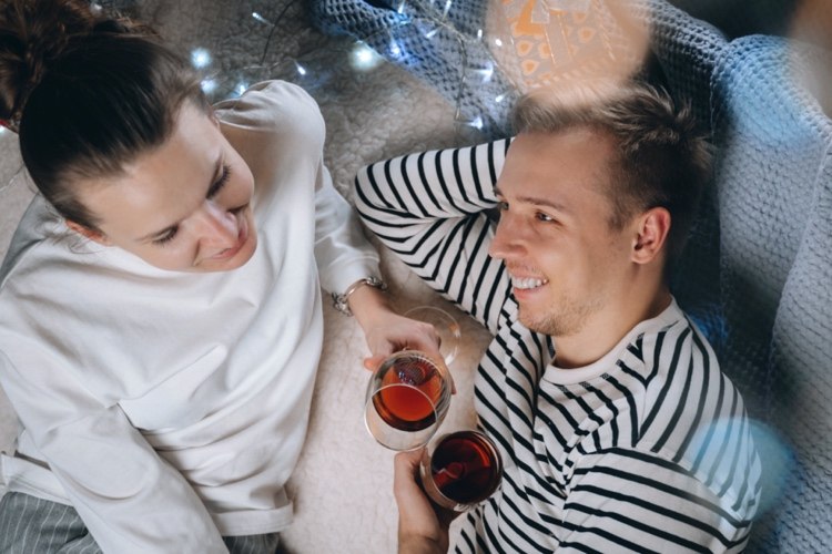 przytulny wieczór w domu przy czerwonym winie