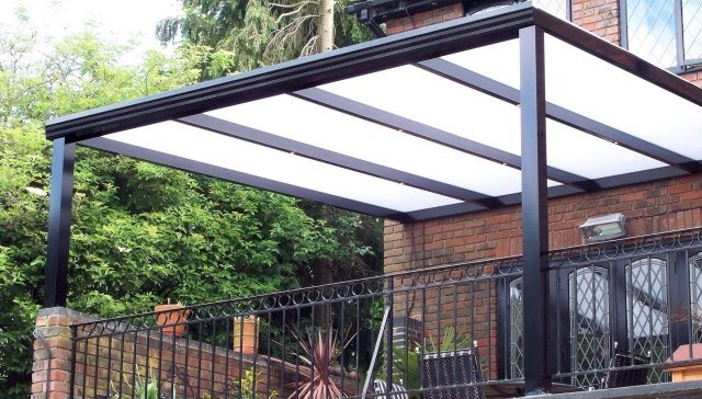 zadaszenie tarasu prexiglas aluminium czarny metal balustrada ceglana elewacja