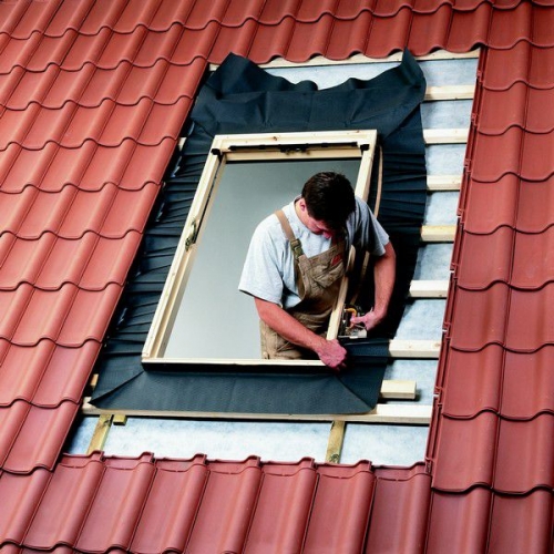 Installazione di impermeabilizzazione per una finestra da tetto