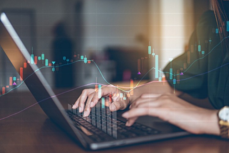 Trader w cyfrowym handlu forex na laptopie