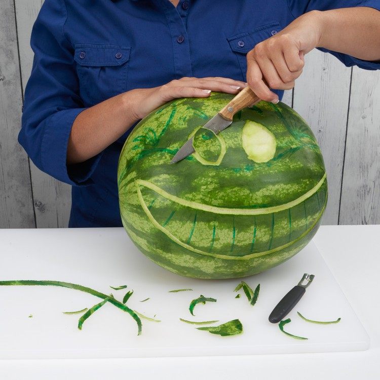 Ukształtuj usta i oczy kota z Cheshire za pomocą noża do pogoni i obierania Arbuz Carve Cheshire Cat-Eye-Kształty-Wycinany-Nóż do Obierania