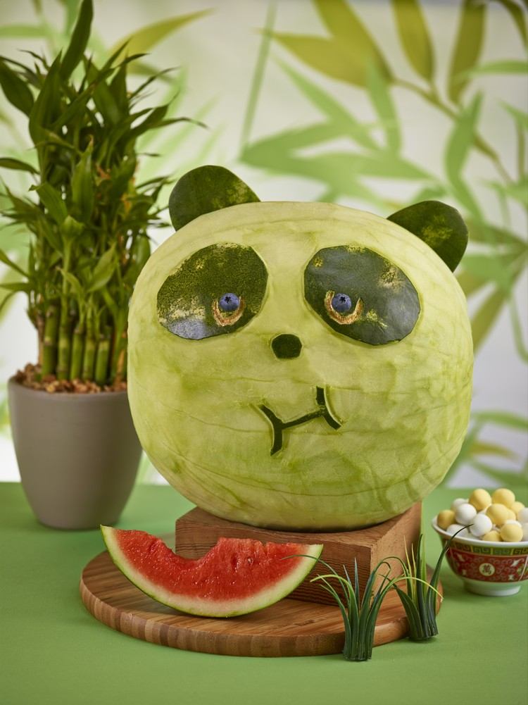 Głodna panda wyrzeźbiona z całego arbuza arbuz-rzeźba-głodna-panda-zrób-sam-kreatywna-dekoracja-stołu