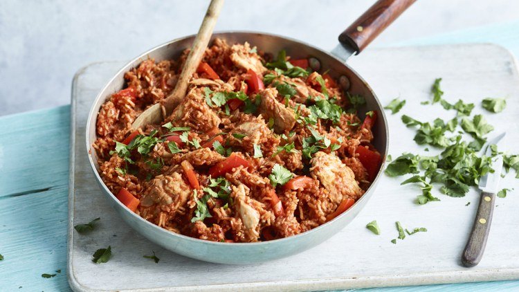 Przygotowanie ryżu Jollof z kurczakiem i pomidorami przepis na jedzenie z Afryki Zachodniej