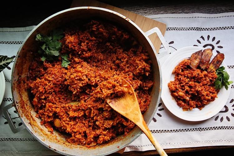 Przygotuj przepis na ryż Jollof z Ghany z marynowanymi udkami z kurczaka