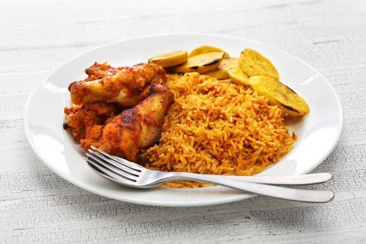Przygotuj zachodnioafrykańskie przepisy na ryż jollof z pomidorami i marynowanymi udkami z kurczaka