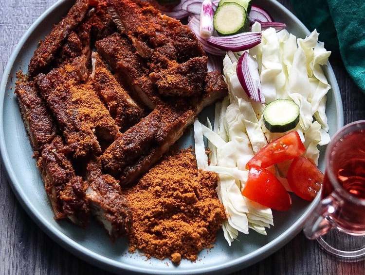 Zachodnioafrykańska wersja Bobotie to szaszłyki Suya z sosem Chakalaka