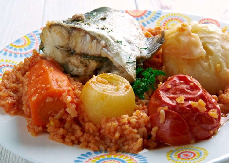 Danie z Afryki Zachodniej z rybą Thieboudienne