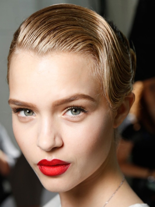 Wet look Pomysły na stylizację włosów dla gładkich, krótko przyciętych grzywek elegancko zaczesanych do tyłu Pomysły na stylizację
