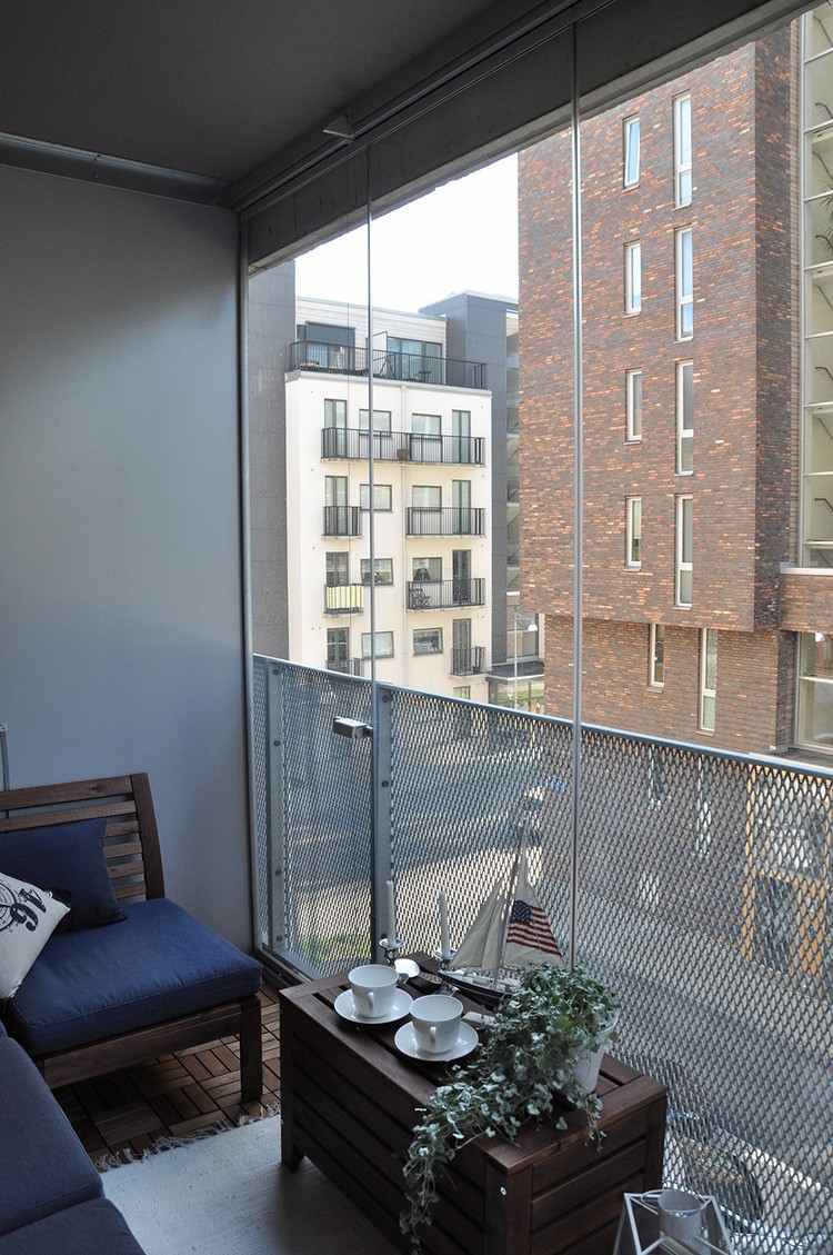 Wiatrochron-balkon-szkło-przezroczyste-metalowe-wiklinowe-drewno-balkonowe meble