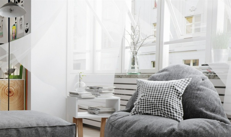 Wnętrze mieszkania z białym bocznym stolikiem design-apartament-ciepły-nastrojowy-umeblowanie-zasłony-jasny-pokój-projekt