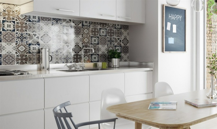 Projekt kuchni z patchworkowymi płytkami na tylną ścianę design-mieszkanie-patchwork-biała-kuchnia-tablica-notatki-deco