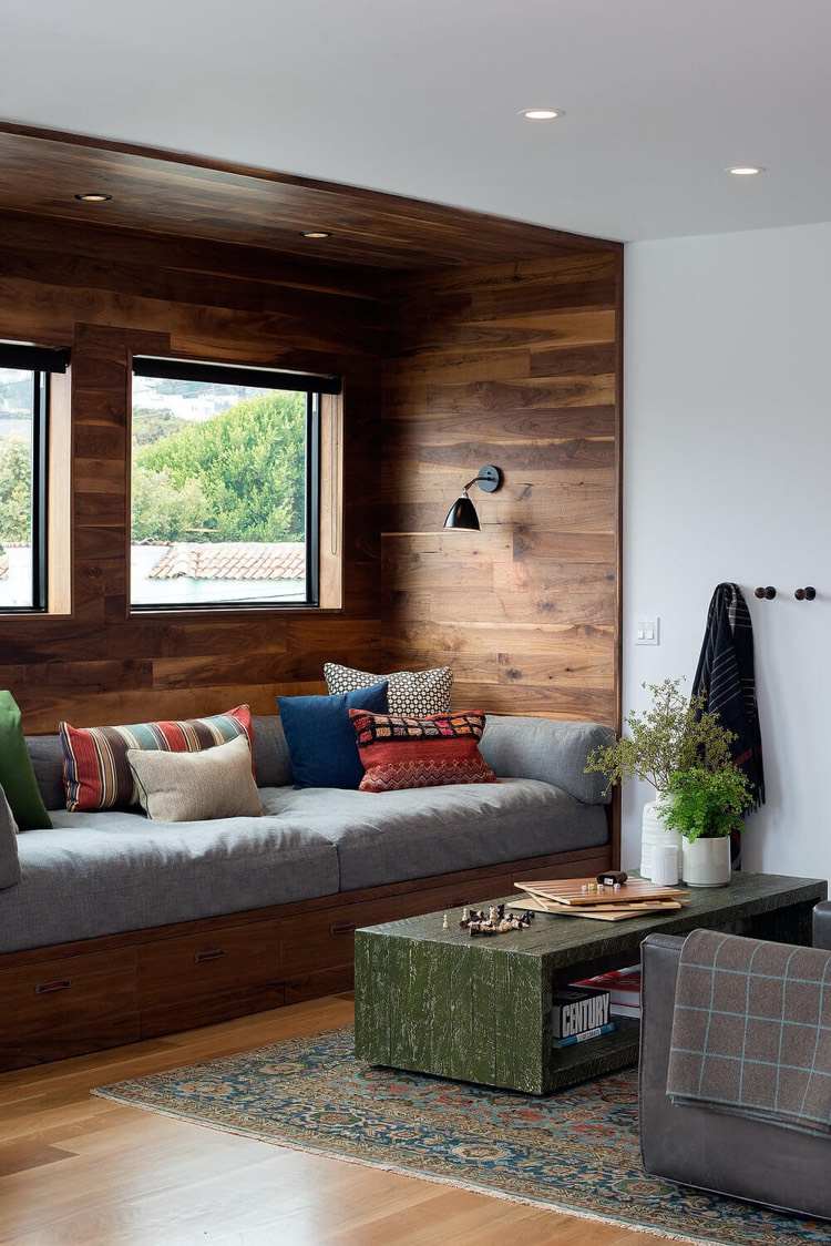 salon-bez-sofa-ławka-nisza-drewniana skrzynka