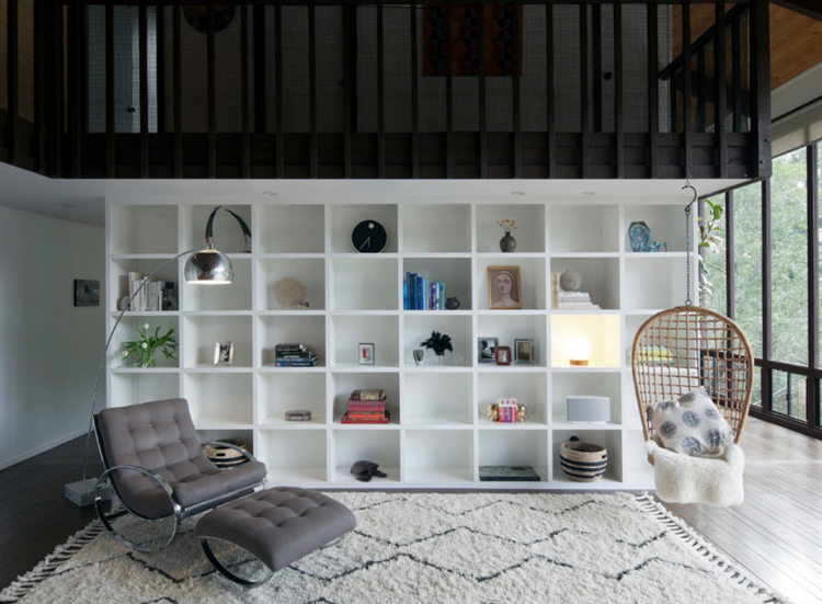 salon-bez-sofy-regał-wiszący-krzesło-drewno-relaksujący-fotel-stołek