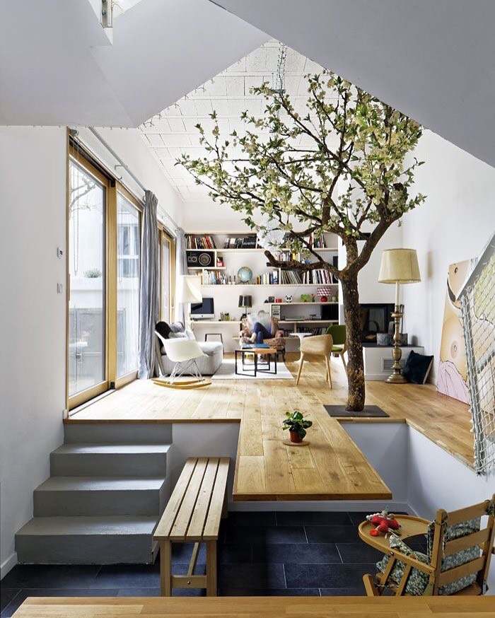 salon-bez-sofy-fotel-fotel-różne-poziomy-regał
